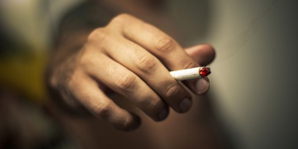 Cómo el tabaco afecta a los implantes
